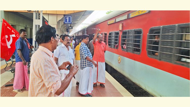 ചിറയിൻകീഴ് റെയിൽവേ സ്റ്റേഷനിൽ തൊഴിലാളികള്‍ നടത്തിയ പണിമുടക്ക് പ്രചാരണം