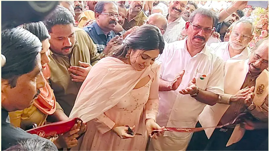 അറേബ്യന് സിഗ്നേച്ചര് ഷോറൂം നടി വീണ നന്ദകുമാർ ഉദ്ഘാടനംചെയ്യുന്നു