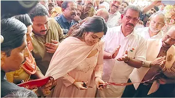 അറേബ്യന്‍ സിഗ്നേച്ചര്‍ ഷോറൂം നടി വീണ നന്ദകുമാർ ഉദ്ഘാടനംചെയ്യുന്നു