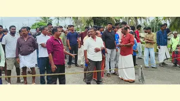 പെരുമാതുറ മുതലപ്പൊഴി ഭാഗത്ത് നടന്ന റോഡ് ഉപരോധം ​