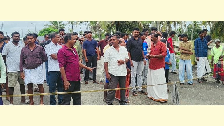പെരുമാതുറ മുതലപ്പൊഴി ഭാഗത്ത് നടന്ന റോഡ് ഉപരോധം ​