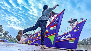 പെരുമാതുറ ഫിഷിങ് ഹാർബറിൽ ചൂണ്ടയിൽ മീൻപിടിക്കുന്ന യുവാവ്. ട്രോളിങ് നിരോധനത്തോട്  അനുബന്ധിച്ച് തീരത്ത് അടുപ്പിച്ച ബോട്ടുകൾ കാണാം                                                       ഫോട്ടോ: എ ആർ അരുൺരാജ് 