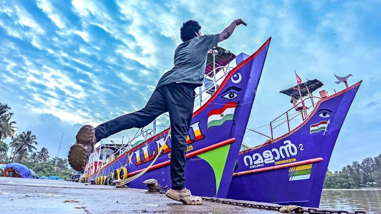 പെരുമാതുറ ഫിഷിങ് ഹാർബറിൽ ചൂണ്ടയിൽ മീൻപിടിക്കുന്ന യുവാവ്. ട്രോളിങ് നിരോധനത്തോട്  അനുബന്ധിച്ച് തീരത്ത് അടുപ്പിച്ച ബോട്ടുകൾ കാണാം                                                       ഫോട്ടോ: എ ആർ അരുൺരാജ് 
