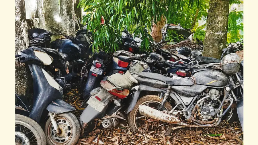ആര്യങ്കോട് പൊലീസ് സ്റ്റേഷനിൽ കൂട്ടിയിട്ട വാഹനങ്ങൾ  