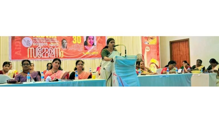 മഹിളാ അസോസിയേഷൻ വെള്ളറട ഏരിയ സമ്മേളനം ജില്ലാ സെക്രട്ടറി ശ്രീജ ഷൈജുദേവ് ഉദ്ഘാടനം ചെയ്യുന്നു 