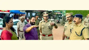 വി ജോയി എംഎൽഎ പാപനാശം തീരം സന്ദർശിച്ച് നിർദേശങ്ങൾ നൽകുന്നു