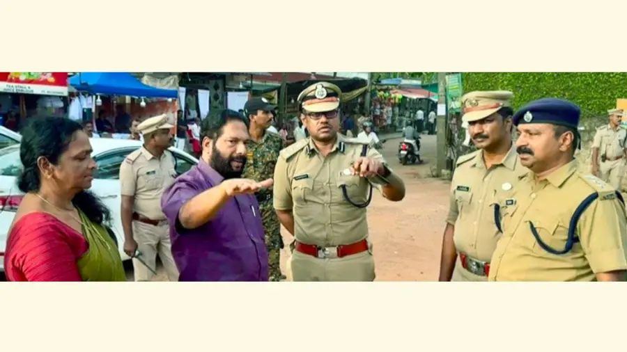 വി ജോയി എംഎൽഎ പാപനാശം തീരം സന്ദർശിച്ച് നിർദേശങ്ങൾ നൽകുന്നു