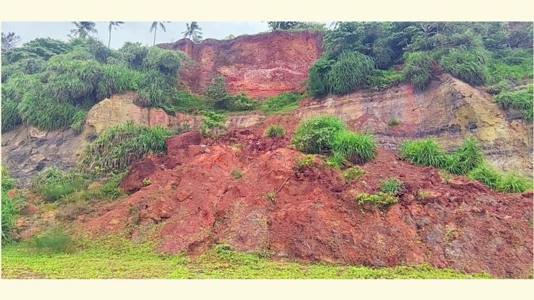 മഴ ശക്തമായതോടെ പാപനാശം സൗത്ത് ക്ലിഫിൽ മൂന്നിടങ്ങളിലായി കുന്നിടിഞ്ഞു. ആലിയിറക്കം ബീച്ചിനും ഏണിക്കൽ ബീച്ചിനും ഇടയിലുള്ള ഭാഗത്താണ് പ്രധാന കുന്നിടിച്ചിൽ. വെള്ളി പകൽ 1.45നായിരുന്നു സംഭവം. കുന്നിന്റെ മധ്യഭാഗത്തുനിന്ന് എട്ട് മീറ്ററിലധികം വിസ്തൃതിയിലുള്ള ഭാഗം ഇടിഞ്ഞുവീണു. 