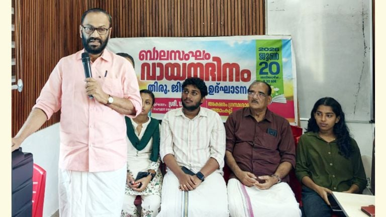 ജില്ലാ വായന ദിനാചരണം സ്റ്റേറ്റ് ലൈബ്രറി കൗൺസിൽ സെക്രട്ടറി  വി കെ മധു ഉദ്ഘാടനം ചെയ്യുന്നു