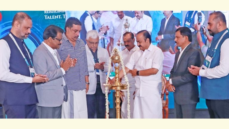 ക്രെഡായ് കേരള വാർഷിക സമ്മേളനം മുഖ്യമന്ത്രി വി ഡി സതീശൻ ഉദ്‌ഘാടനംചെയ്യുന്നു
