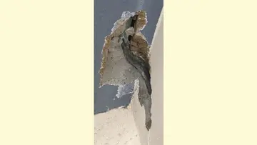 മിന്നലേറ്റ്‌ പുതിയ വീട്  തകര്‍ന്നു