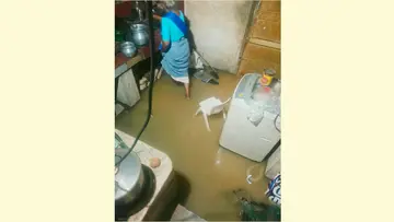 പാറശാല കാരാളി പടപ്പറ ഏലായിലെ  വെള്ളക്കെട്ടിനെ തുടർന്ന് സമീപത്തെ വീട്ടിൽ  വെള്ളം കയറിയപ്പോൾ
