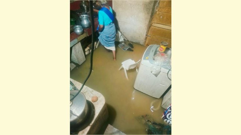 പാറശാല കാരാളി പടപ്പറ ഏലായിലെ  വെള്ളക്കെട്ടിനെ തുടർന്ന് സമീപത്തെ വീട്ടിൽ  വെള്ളം കയറിയപ്പോൾ