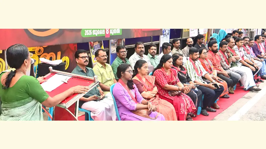 വികാസ് ഭവനുമുന്നിൽ എൻജിഒ യൂണിയനും കെജിഒഎയും സംഘടിപ്പിച്ച അനിശ്ചിതകാല സമരം ചൊവ്വാഴ്ച  കെഎസ്ടിഎ സംസ്ഥാന പ്രസിഡന്റ് കെ എ ബീന ഉദ്ഘാടനം ചെയ്യുന്നു