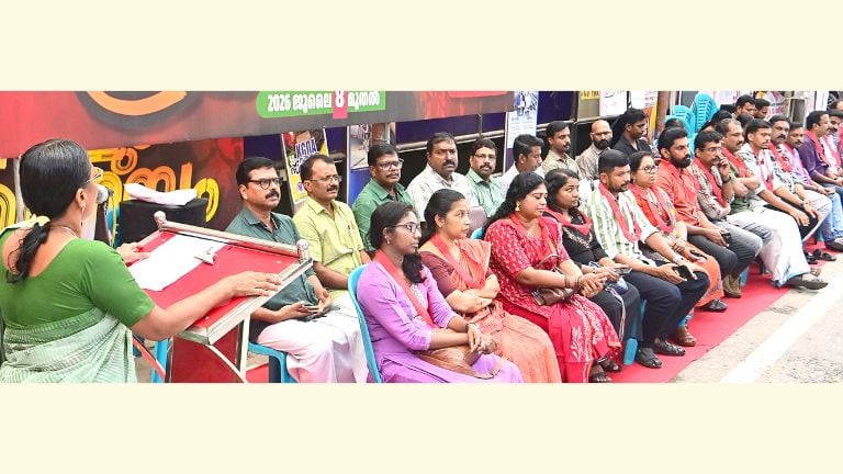 വികാസ് ഭവനുമുന്നിൽ എൻജിഒ യൂണിയനും കെജിഒഎയും സംഘടിപ്പിച്ച അനിശ്ചിതകാല സമരം ചൊവ്വാഴ്ച  കെഎസ്ടിഎ സംസ്ഥാന പ്രസിഡന്റ് കെ എ ബീന ഉദ്ഘാടനം ചെയ്യുന്നു