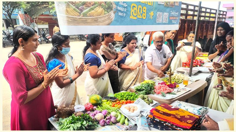 വിഷു വിപണനമേള കെ കെ ഷിബു ഉദ്ഘാടനം ചെയ്യുന്നു