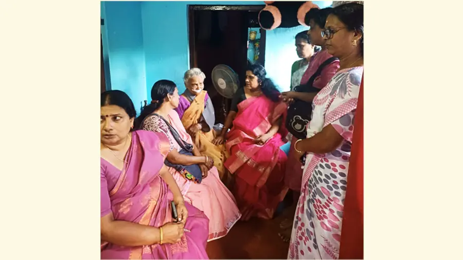 സരസ്വതിയമ്മയെ അഖിലേന്ത്യ ജനാധിപത്യ മഹിളാ അസോസിയേഷൻ
നേതാക്കൾ സന്ദർശിക്കുന്നു