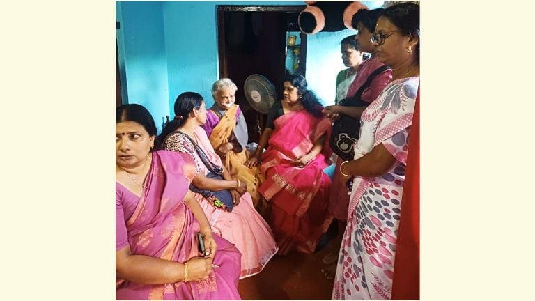 സരസ്വതിയമ്മയെ അഖിലേന്ത്യ ജനാധിപത്യ മഹിളാ അസോസിയേഷൻ  നേതാക്കൾ സന്ദർശിക്കുന്നു