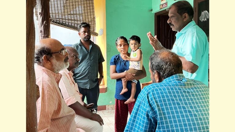 ഷിജിന്റെ കുടുംബാംഗങ്ങളെ സിപിഐ എം കേന്ദ്ര കമ്മറ്റിയംഗം തോമസ് ഐസക് സന്ദർശിക്കുന്നു