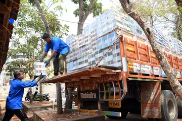 കാസർകോട്‌ ഗവ. ഹയർസെക്കൻഡറി സ്‌കൂൾ വളപ്പിലെ ജില്ലാ ഡിപ്പോയിലേക്കുള്ള പാഠപുസ്‌തകങ്ങൾ ലോറിയിൽനിന്നും ഇറക്കുന്നു