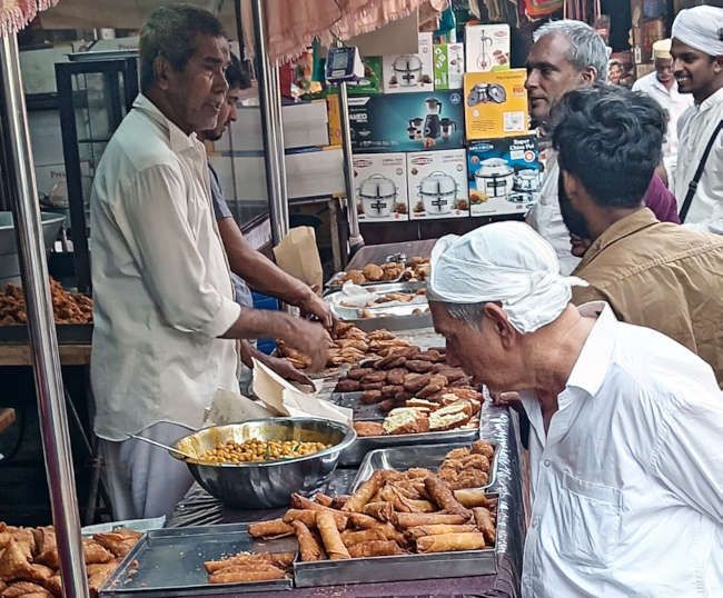  കുമ്പള ടൗണിൽ ഹോട്ടലിന് മുമ്പിലെ നോമ്പ് വിഭവ വിൽപന കൗണ്ടർ