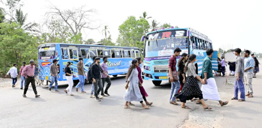 നിർമാണം നടക്കുന്ന ദേശീയപാത മറികടക്കുന്ന -പടന്നക്കാട് നെഹ്റു കോളേജ്‌ വിദ്യാർഥികൾ. പ്രവൃത്തി പൂർത്തിയായാൽ ഈ വഴി അടയും.