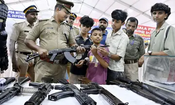 കാലിക്കടവിൽ ‘എന്റെ കേരളം’ പ്രദർശന നഗരിയിലെ കേരള പൊലീസ്‌ സ്‌റ്റാളിലെ തോക്കുകൾ നോക്കിക്കാണുന്ന കുട്ടികൾ