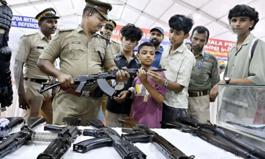 കാലിക്കടവിൽ ‘എന്റെ കേരളം’ പ്രദർശന നഗരിയിലെ കേരള പൊലീസ് സ്റ്റാളിലെ തോക്കുകൾ നോക്കിക്കാണുന്ന കുട്ടികൾ