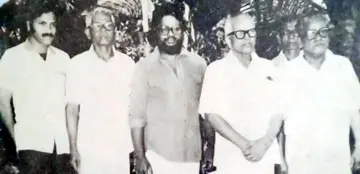 ‘മീനമാസത്തിലെ സൂര്യൻ’ സിനിമയുടെ ചിത്രീകരണത്തിനിടയിൽ ഛായാഗ്രാഹകൻ ഷാജി എൻ കരുൺ, കയ്യൂർ സമര സേനാനി ചൂരിക്കാടൻ കൃഷ്ണൻനായർ, സംവിധായകൻ ലെനിൻ രാജേന്ദ്രൻ, കയ്യൂർ സമര സേനാനി കെ പി വെള്ളുങ്ങ, നിർമാതാവ് സി ജി ഭാസ്കരൻ എന്നിവർ