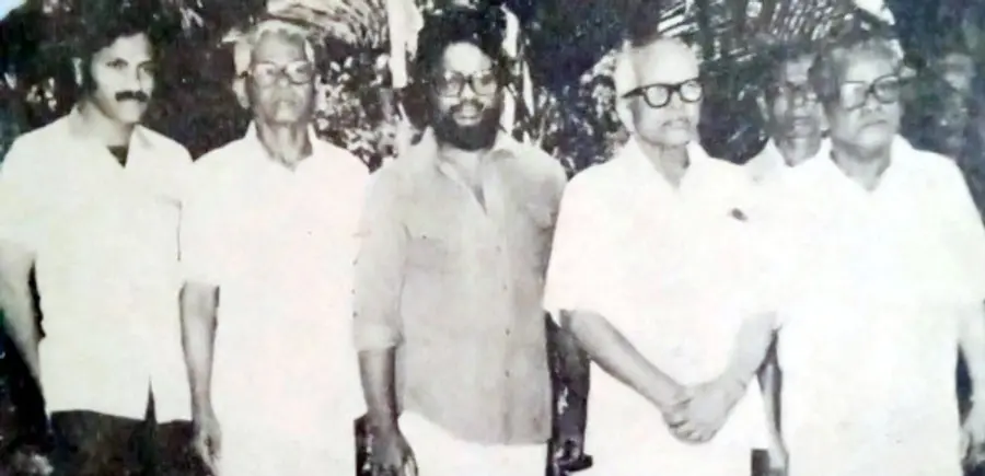 ‘മീനമാസത്തിലെ സൂര്യൻ’ സിനിമയുടെ ചിത്രീകരണത്തിനിടയിൽ ഛായാഗ്രാഹകൻ ഷാജി എൻ കരുൺ, കയ്യൂർ സമര സേനാനി ചൂരിക്കാടൻ കൃഷ്ണൻനായർ, സംവിധായകൻ ലെനിൻ രാജേന്ദ്രൻ, കയ്യൂർ സമര സേനാനി കെ പി വെള്ളുങ്ങ, നിർമാതാവ് സി ജി ഭാസ്കരൻ എന്നിവർ