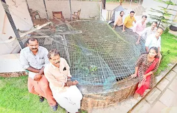 മീങ്കുഴി ശുദ്ധജല പദ്ധതിക്കായി സ്ഥാപിച്ച ടാങ്കിനു സമീപം ജനകീയ കമ്മിറ്റിയംഗങ്ങൾ