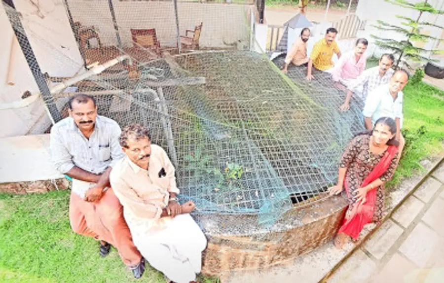 മീങ്കുഴി ശുദ്ധജല പദ്ധതിക്കായി സ്ഥാപിച്ച ടാങ്കിനു സമീപം ജനകീയ കമ്മിറ്റിയംഗങ്ങൾ