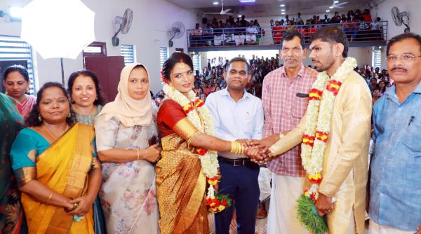 ഷംസീനയും  മടിക്കൈ കാഞ്ഞിരപ്പൊയിലിലെ പി അഭിരൂപും  വിവാഹച്ചടങ്ങിൽനിന്ന്‌