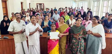 എഴുപത്തഞ്ചുകാരിയായ  കുമ്പയമ്മക്ക് ജില്ലാ പഞ്ചായത്ത് പ്രസിഡന്റ്  പി ബേബി ബാലകൃഷ്ണൻ  സാക്ഷരതാ സർട്ടിഫിക്കറ്റ് നൽകുന്നു