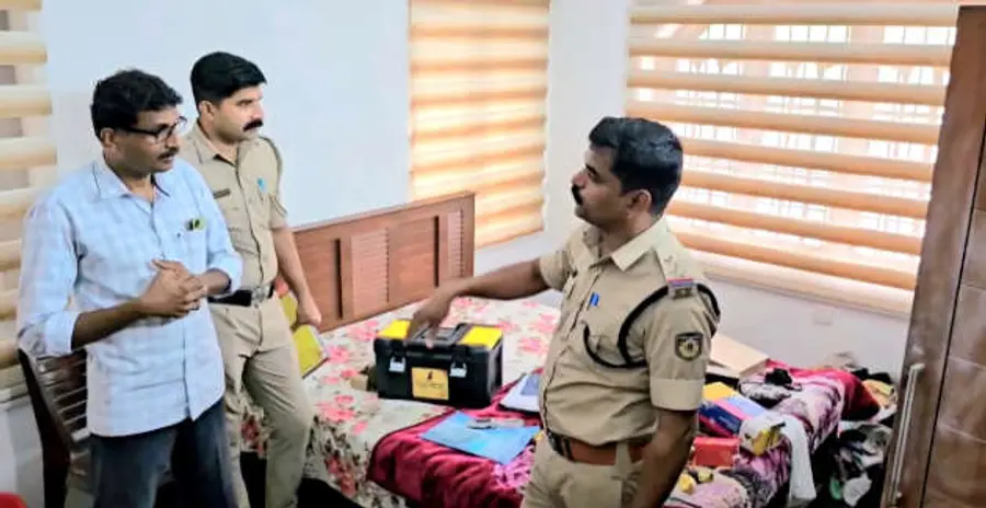 കവർച്ച നടന്ന മാണിയാട്ട് ബാങ്കിന് സമീപത്തെ കെ സിദ്ദീഖിന്റെ വീട്ടിൽ പൊലീസ് പരിശോധന നടത്തുന്നു