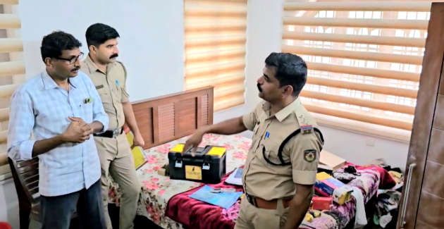 കവർച്ച നടന്ന മാണിയാട്ട് ബാങ്കിന് സമീപത്തെ കെ സിദ്ദീഖിന്റെ വീട്ടിൽ പൊലീസ്‌ പരിശോധന നടത്തുന്നു