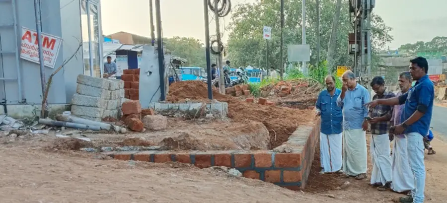 ദേശീയപാതയുടെ കൈയേറ്റം നടന്ന സ്ഥലം സിപിഐ എം നേതാക്കൾ സന്ദർശിക്കുന്നു