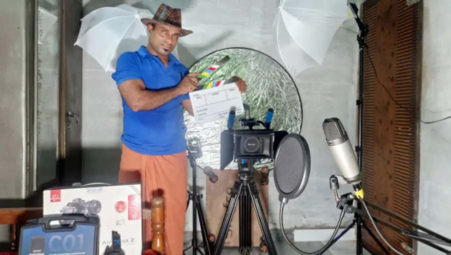 വീട്ടിലൊരുക്കിയ സ്‌റ്റുഡിയോയിൽ അക്ഷയ്‌ രാമകൃഷ്‌ണൻ