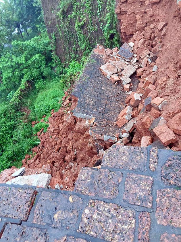 ബേക്കൽകോട്ടയുടെ തെക്ക്-കിഴക്ക് ഭാഗത്തെ മതിൽ ഇടിഞ്ഞനിലയിൽ