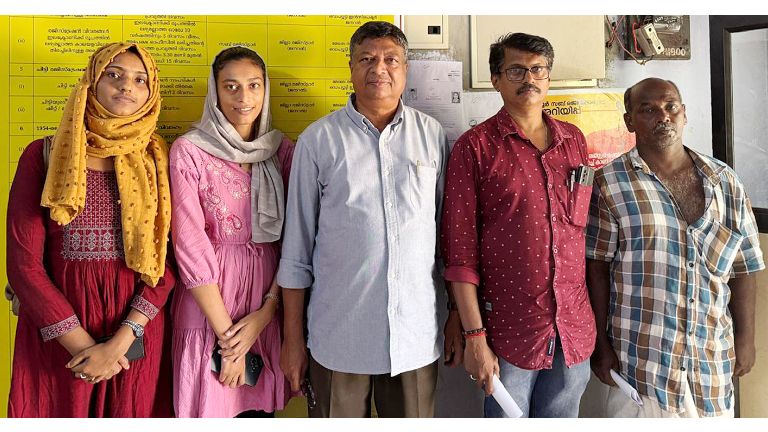 തട്ടാക്കുന്നിൽ ഇ നസിറുദ്ദീൻ ​ഗുണഭോക്താക്കൾക്കൊപ്പം