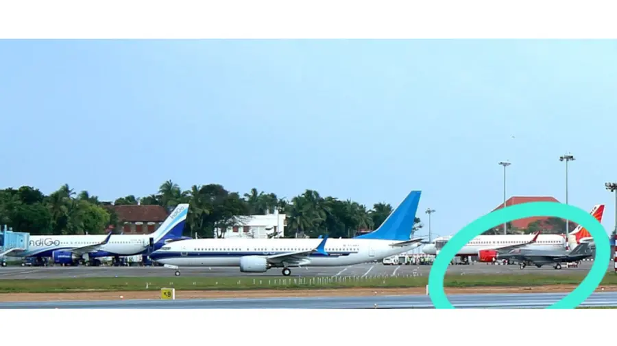 മറ്റുവിമാനങ്ങൾ വന്നുപോകുന്ന പാർക്കിങ് ബേയിൽ കിടക്കുന്ന ബ്രിട്ടീഷ് യുദ്ധവിമാനം