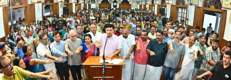 ലഹരിവിരുദ്ധ ജനകീയ പ്രതിരോധം ടൂ മില്യണ്‍ പ്ലഡ്ജിന്റെ ജില്ലാതല ഉദ്ഘാടനത്തില്‍ മന്ത്രി പി എ മുഹമ്മദ് റിയാസ് പ്രതിജ്ഞ ചൊല്ലിക്കൊടുക്കുന്നു.