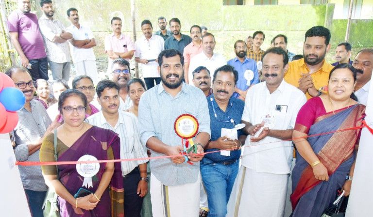 കൂടരഞ്ഞി വില്ലേജ് സ്‌റ്റാഫ് ക്വാര്‍ട്ടേഴ്സ് ലിന്റോ ജോസഫ് എംഎല്‍എ തുറന്നുകൊടുക്കുന്നു