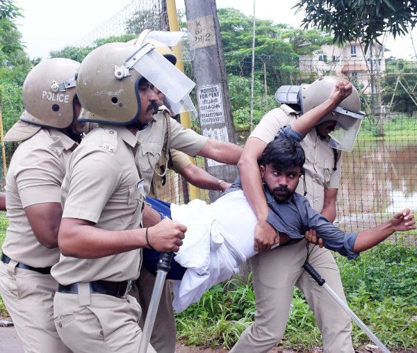 ഉന്നതവിദ്യാഭ്യാസ സ്ഥാപനങ്ങളെ സംഘപരിവാർവൽക്കരിക്കാനുള്ള നീക്കത്തിനെതിരെ കാസർകോട് വിദ്യാനഗറിലെ  ആദായനികുതി ഓഫീസിലേക്ക് നടത്തിയ എസ്എഫ്ഐ മാർച്ചിനിടെ  പ്രവർത്തകരെ അറസ്റ്റുചെയ്തുനീക്കുന്ന പൊലീസ്