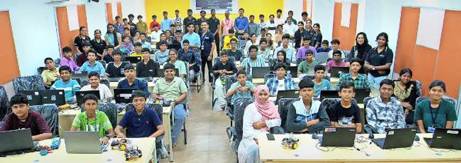 കണ്ണൂർ എൻജിനിയറിങ് കോളേജിൽ നടത്തിയ റോബോട്ടിക് പരിശീലന ക്യാമ്പിൽ പങ്കെടുത്തവർ പരിശീലകർക്കൊപ്പം