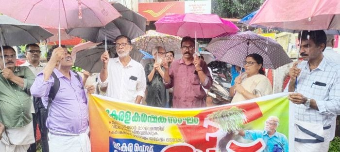 കർഷക സംഘം വടകര ഏരിയ കമ്മിറ്റി നേതൃത്വത്തിൽ ഹെഡ് പോസ്റ്റ് ഓഫീസിലേക്ക് നടത്തിയ മാർച്ച് ടി പി ദാമോദരൻ ഉദ്ഘാടനംചെയ്യുന്നു