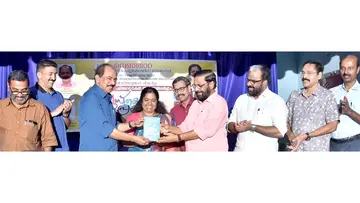 വി സിന്ധുമോൾ രചിച്ച ‘രോഗ നിർണയ പരിശോധനകൾ അറിയേണ്ടതെല്ലാം' എന്ന പുസ്തകം മന്ത്രി ജി ആർ അനിൽ  കടകംപള്ളി സുരേന്ദ്രൻ എംഎൽഎയ്‌ക്ക്‌ നൽകി പ്രകാശിപ്പിക്കുന്നു