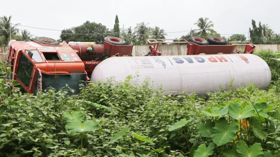ദേശീയപാതയിൽ കാഞ്ഞങ്ങാട് സൗത്തിൽ നിയന്ത്രണം വിട്ടുമറിഞ്ഞ പാചകവാതക ടാങ്കർ ലോറി
