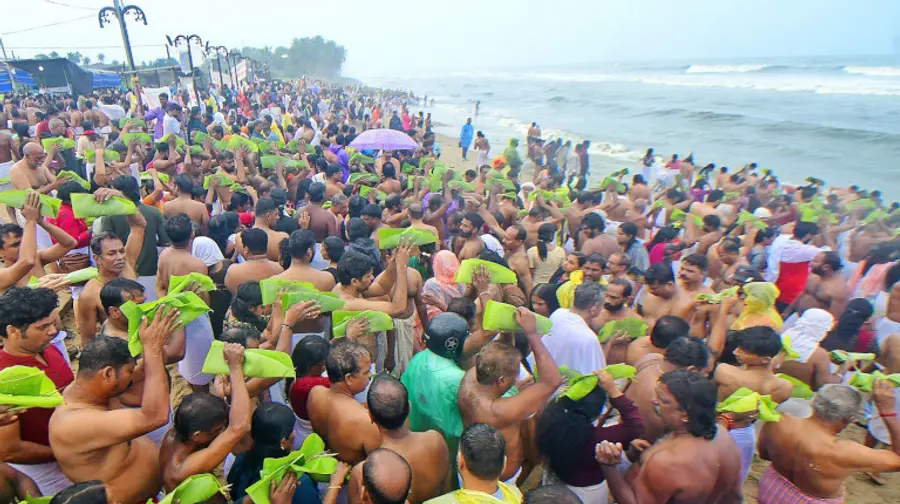 കോഴിക്കോട് വരയ്ക്കൽ കടപ്പുറത്ത് നടന്ന പിതൃതർപ്പണ ചടങ്ങിൽനിന്ന്
