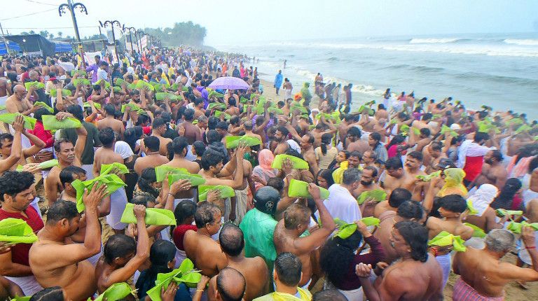 കോഴിക്കോട് വരയ്ക്കൽ കടപ്പുറത്ത് നടന്ന പിതൃതർപ്പണ ചടങ്ങിൽനിന്ന് 